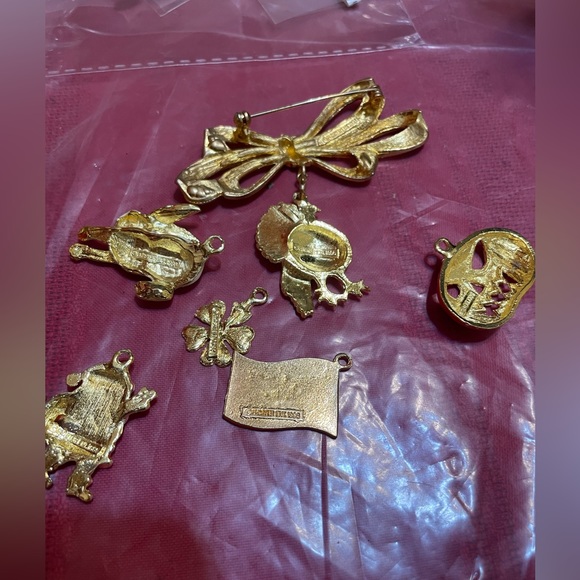 Vintage Phister Ent 1996 Signed Goldtone Bow Pin/Brooch & 6 Holiday Charms. - Picture 5 of 11